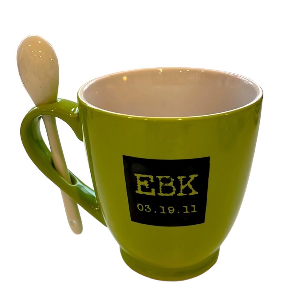 Large mug with stirring spoon. Green. New.